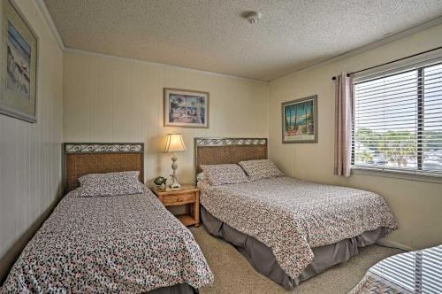 a bedroom with two beds and a window at Coastal Condo with Pool Access - Walk To Beach! in Isle of Palms