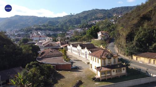 uma vista aérea de uma aldeia com casas e montanhas em Hotel Nossa Senhora Aparecida em Ouro Preto