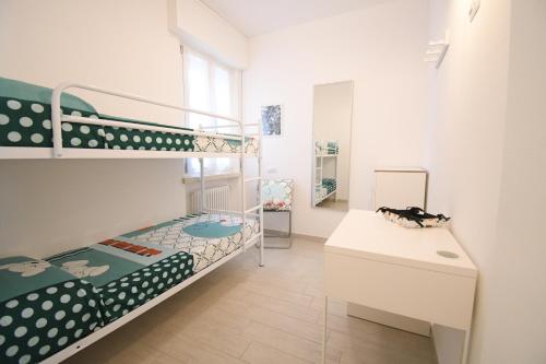 een kamer met 2 stapelbedden en een bureau bij Christina's Home in Desenzano del Garda