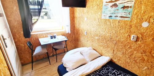 SUB HEL. Budżetowe pokoje w domu z basenem. Wokół domu tylko natura. Balkon zbyteczny.