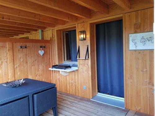 - une chambre avec une grande fenêtre dans une maison en bois dans l'établissement Rev2 Montagne, à La Bresse