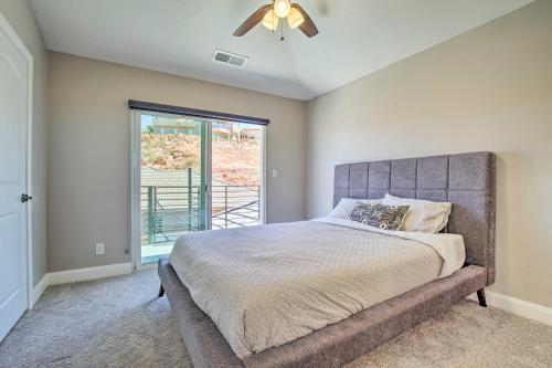 ein Schlafzimmer mit einem großen Bett und einem Deckenventilator in der Unterkunft Luxury Desert Hideaway Explore National Parks! in Washington