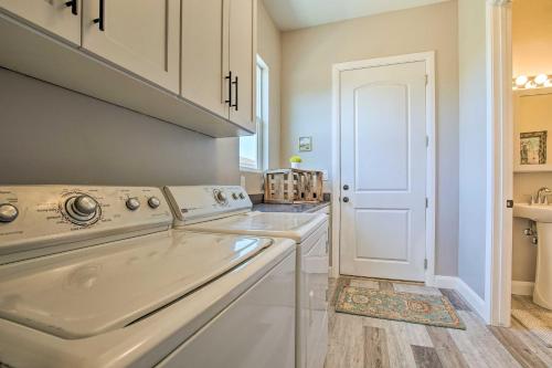 eine Küche mit Waschmaschine und Trockner neben einer Tür in der Unterkunft Luxury Desert Hideaway Explore National Parks! in Washington