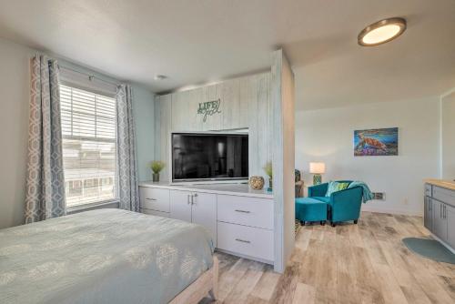 Televisyen dan/atau pusat hiburan di Adorable Downtown Studio - 1 Block to Long Beach!