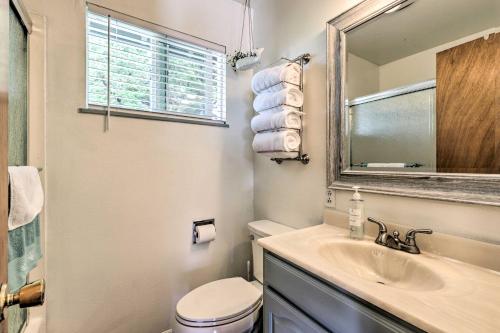 Vannituba majutusasutuses Irish Beach Cottage with Beach Access and Ocean Views