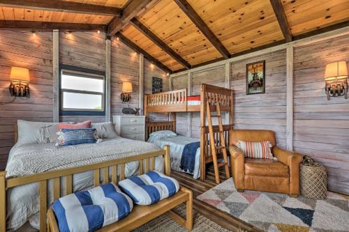 Voodi või voodid majutusasutuse Irish Beach Cottage with Beach Access and Ocean Views toas