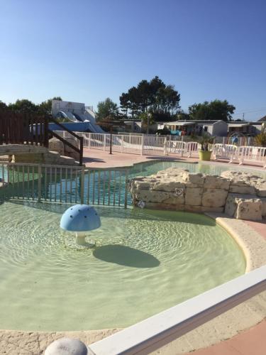 - un toboggan dans la piscine d'un parc aquatique dans l'établissement ALINOA, à Ouistreham