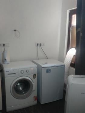 bagno con lavatrice e servizi igienici di Budak Harbiye a Istanbul