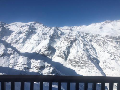 uma vista para uma serra coberta de neve em Apartment Valle Nevado em Valle Nevado