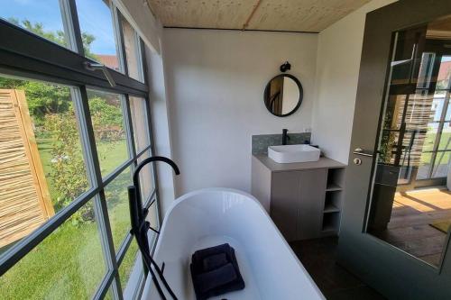 a bathroom with a bath tub and a sink at Tiny Loft (Haus) im Südhessischen Ried in Trebur