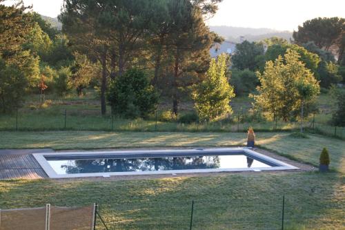Swimming pool sa o malapit sa Le Mas des Pins