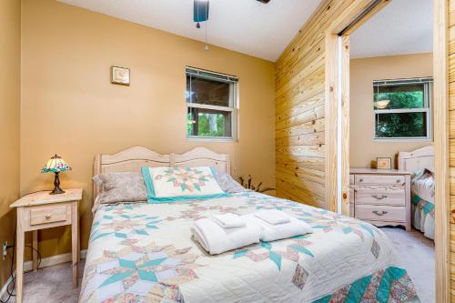 een slaapkamer met een bed en een houten muur bij Slopesider 32 in Sugar Mountain