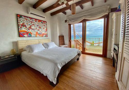Säng eller sängar i ett rum på Casa Baronesa Waterfront Villa