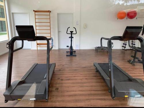 un gimnasio con dos cintas de correr y una cinta de correr en Casa em condomínio com conforto exclusivo!, en São Miguel dos Milagres