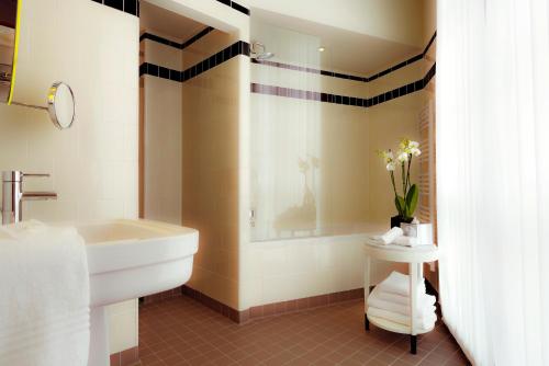 Un baño de Carlton Hotel Lyon - MGallery Collection