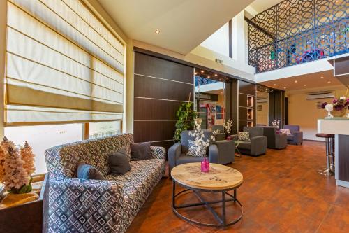 a lobby with couches and a table at Hotel Julia in Sveti Vlas