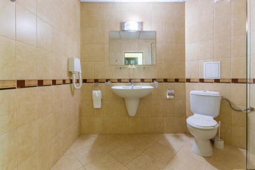 La salle de bains est pourvue de toilettes et d'un lavabo. dans l'établissement Hotel Julia, à Sveti Vlas