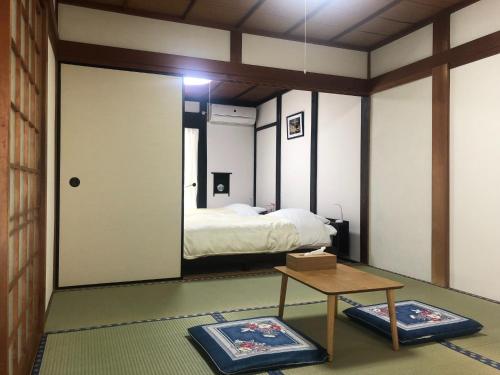 a room with a bed and a table and a bed sidx sidx sidx at Hatago Masara - Vacation STAY 30108v in Tanabe