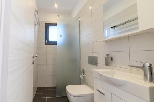 een badkamer met een toilet en een wastafel bij Villa Marilena in Corfu-stad