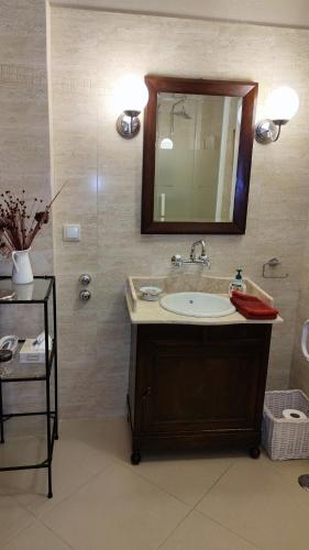 a bathroom with a sink and a mirror at Quinta dos Reis in Alcantarilha