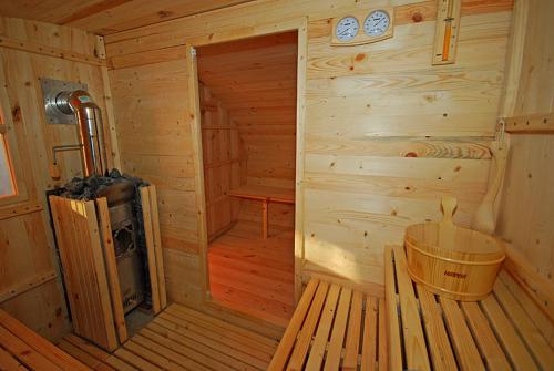 eine Holzsauna mit einer Holzbank in einem Zimmer in der Unterkunft VIP Apartmany Besenova in Bešeňová