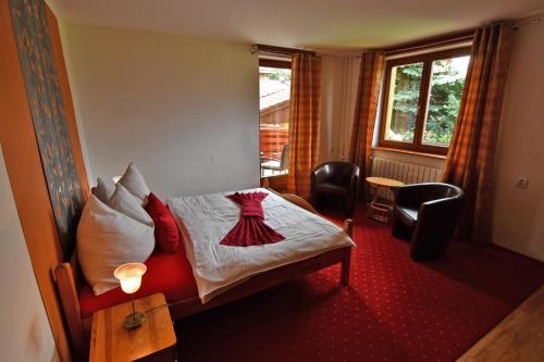 ein Schlafzimmer mit einem Bett, auf dem ein Kleid liegt in der Unterkunft VIP Apartmany Besenova in Bešeňová