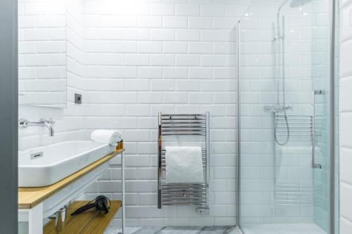 une salle de bain blanche avec un lavabo et une douche dans l'établissement FEEL HOME - BUNICO, à Nice