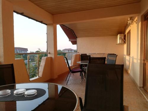 Pokój z balkonem ze stołem i krzesłami w obiekcie Casa evelin 2mai w mieście 2 Mai