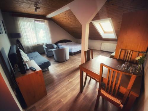 1 dormitorio y sala de estar con mesa de comedor. en R-Penzion, en Český Krumlov