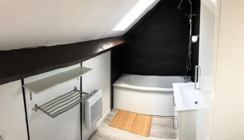 y baño con aseo blanco y lavamanos. en Jolie Appartement 2 chambres a dunkerque, en Saint-Pol-sur-Mer
