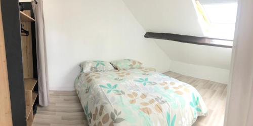 1 dormitorio pequeño con 1 cama en una habitación en Jolie Appartement 2 chambres a dunkerque, en Saint-Pol-sur-Mer