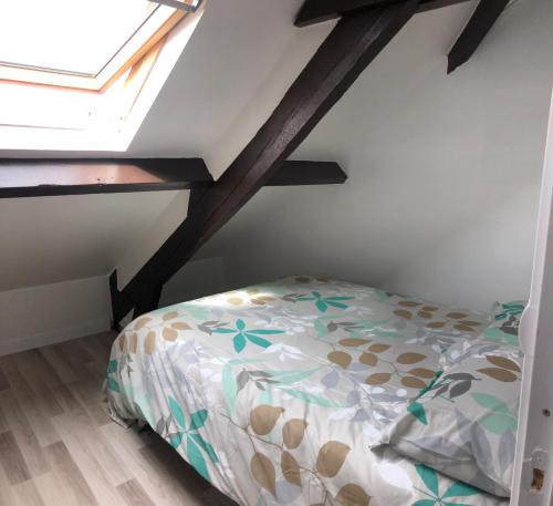 - une chambre avec un lit dans une mezzanine avec une fenêtre dans l'établissement Jolie Appartement 2 chambres a dunkerque, à Saint-Pol-sur-Mer