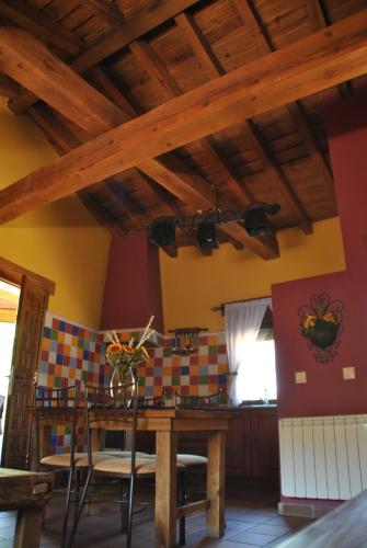 TenzuelaにあるCasa Rural El Regajoの天井のダイニングルーム(木製テーブル付)