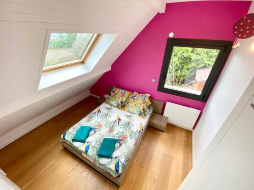 Cette petite chambre mansardée comprend un lit. dans l'établissement The Panoramic, à Pringy