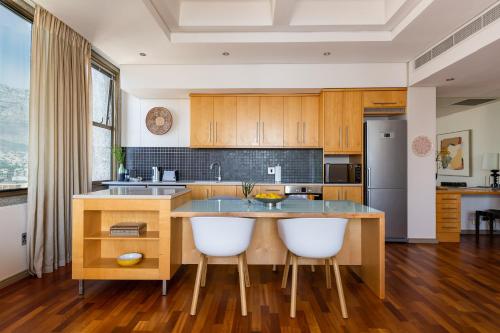 Cartwright - 2001 Top floor, serviced apt with secure parking & good ...