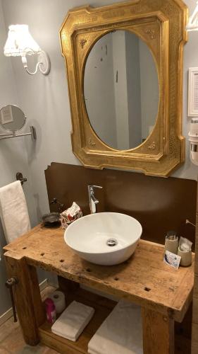 a bathroom with a sink and a large mirror at B&B Antique Maison in Soave