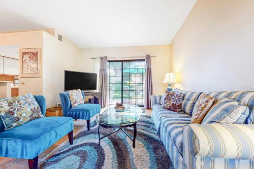 ein Wohnzimmer mit einer Couch und zwei Stühlen und einem Tisch in der Unterkunft Mesquite Bungalow Permit# 1784 in Palm Springs