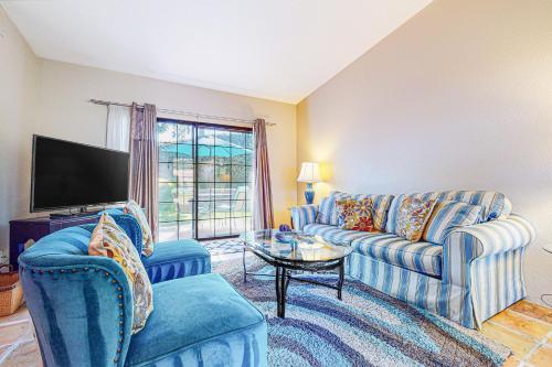 ein Wohnzimmer mit zwei Sofas und einem Fernseher in der Unterkunft Mesquite Bungalow Permit# 1784 in Palm Springs