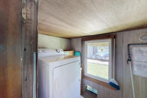 une petite cuisine avec un lave-linge et une fenêtre dans l'établissement Dune Your Thing #23-W, à Waves
