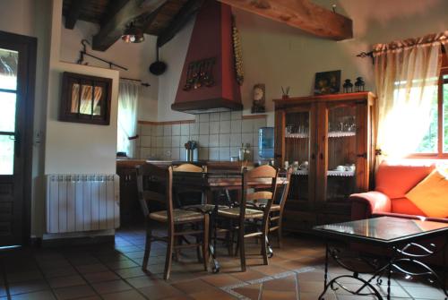 Casa Rural Los Regajales في Tenzuela: مطبخ مع طاولة وكراسي في غرفة