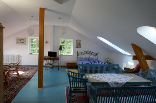 ein Wohnzimmer mit einem Tisch und Stühlen in der Unterkunft Landhaus Schloss Kölzow in Kölzow