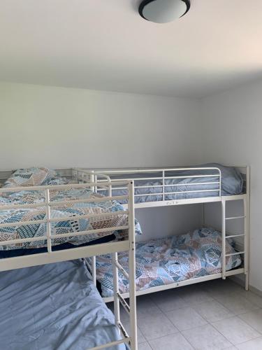une chambre avec deux lits superposés dans une pièce dans l'établissement La sommieroise, à Sommières