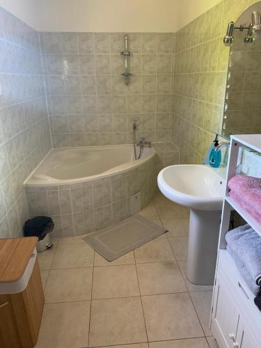 une salle de bain avec une baignoire et un lavabo dans l'établissement La sommieroise, à Sommières