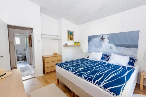Schlafzimmer mit einem Bett mit blauer Decke in der Unterkunft Residence Peček in Novigrad Istria