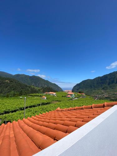 un techo de un edificio con montañas en el fondo en Sebastian's Apartment, en São Vicente