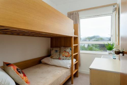 The Torland - Paignton Seafront - free parking, all rooms en-suiteにあるベッド