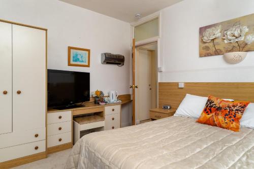 The Torland - Paignton Seafront - free parking, all rooms en-suiteにあるテレビまたはエンターテインメントセンター