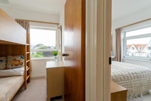 The Torland - Paignton Seafront - free parking, all rooms en-suiteにあるベッド