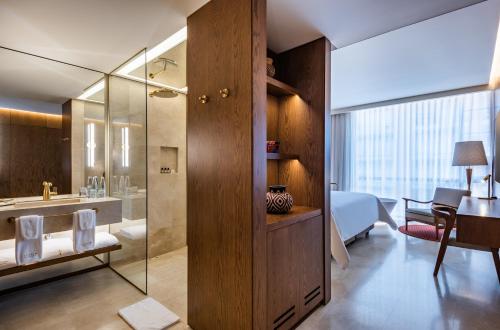 メデジンにあるElcielo Hotel Luxury Medellinのバスルーム(シャワー付)、ベッド1台が備わります。