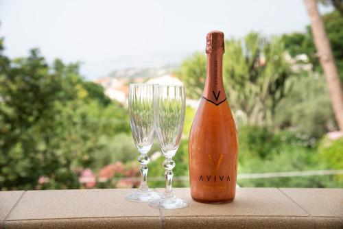 een fles en twee wijnglazen zittend op een tafel bij TropeaCharmet PARKING FREE in Tropea